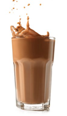 Beyaz arka planda bardakta kahve sıçrıyor.