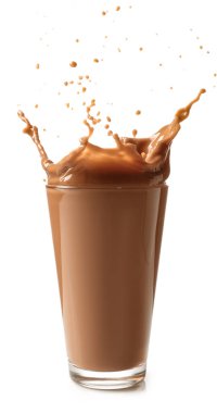 Beyaz arka planda bardakta kahve sıçrıyor.