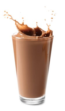 Beyaz arka planda bardakta kahve sıçrıyor.