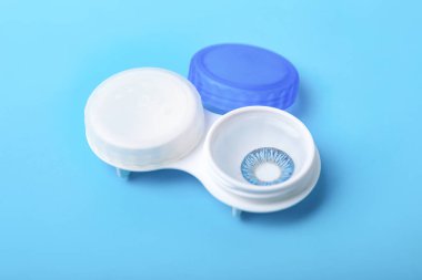 Renk arkaplanında kontak lensleri olan konteyner