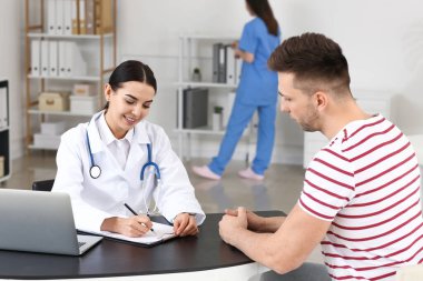 Erkek hasta klinikte doktoru ziyaret ediyor.