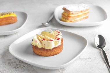 Beyaz masada lezzetli bir pasta tabağı.