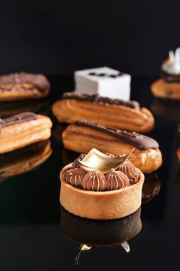 Koyu arkaplanda lezzetli kekler