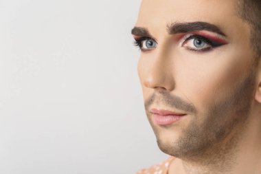 Beyaz arka planda genç transseksüel kadın portresi