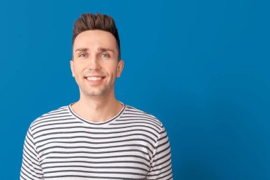 Renkli arka planda yakışıklı bir adamın portresi