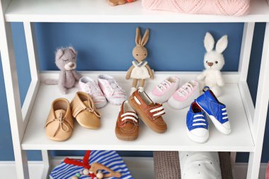 Bebek paçaları ve oyuncaklar odada raflarda
