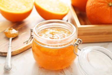 Beyaz masada turuncu reçel kavanozu