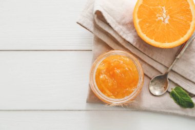 Beyaz masada turuncu reçel kavanozu