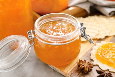 Gofretli bir kavanoz portakal reçeli.