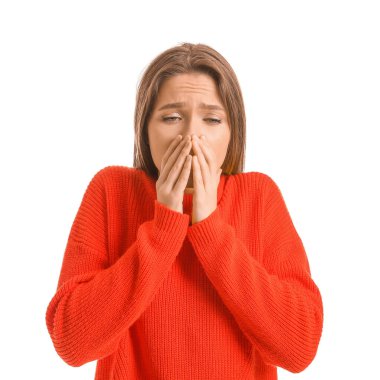 Beyaz arka planda kötü bir genç kadın.