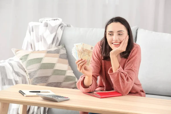 Mujer Joven Con Dinero Casa —  Fotos de Stock