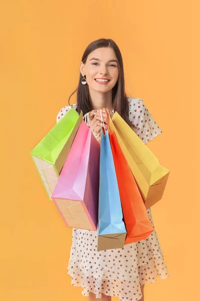Gyönyörű Fiatal Bevásárló Táskák Színes Háttér — Stock Fotó