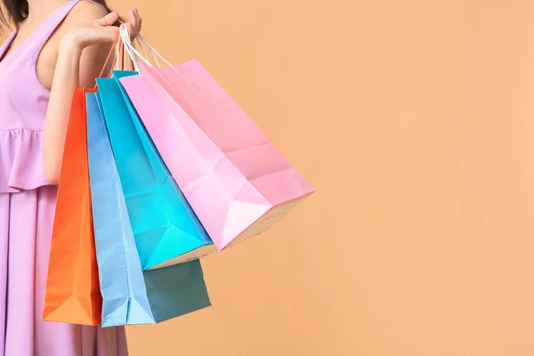 Hermosa Mujer Joven Con Bolsas Compras Fondo Color —  Fotos de Stock