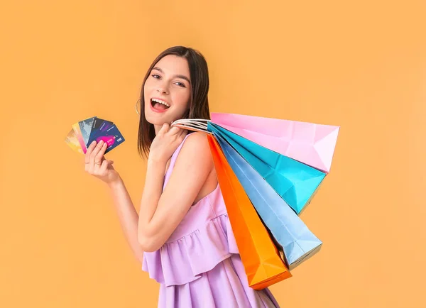 Hermosa Joven Con Bolsas Compras Tarjetas Crédito Fondo Color —  Fotos de Stock