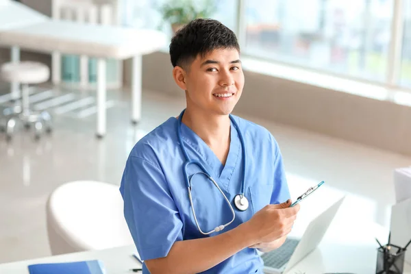 Masculino Asiático Médico Trabajando Clínica —  Fotos de Stock