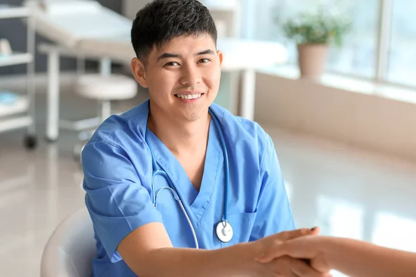 Mężczyzna Azji Lekarz Uścisk Dłoni Pacjenta Klinice — Zdjęcie stockowe
