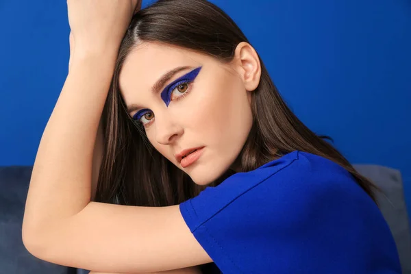 Retrato Mujer Joven Moda Sobre Fondo Azul — Foto de Stock