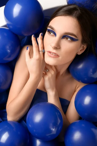 Retrato Mujer Joven Moda Con Globos Aire Acostado Bañera — Foto de Stock