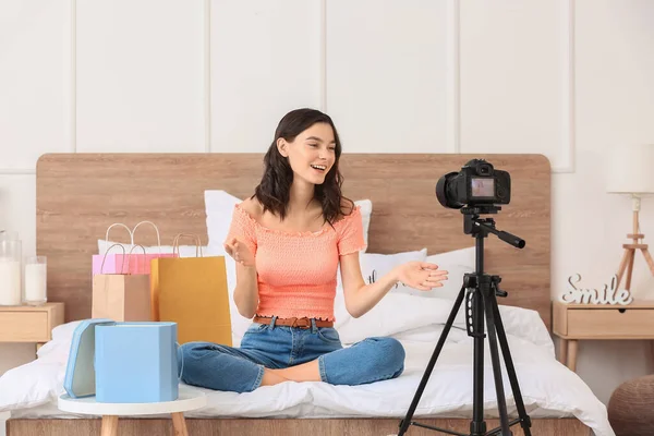 Jovem Blogueiro Moda Gravação Vídeo Casa — Fotografia de Stock