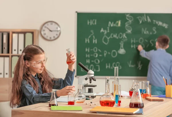 Schattig Klein Meisje Scheikundeles Klas — Stockfoto