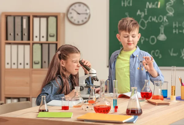 Roztomilé Malé Děti Hodině Chemie Třídě — Stock fotografie