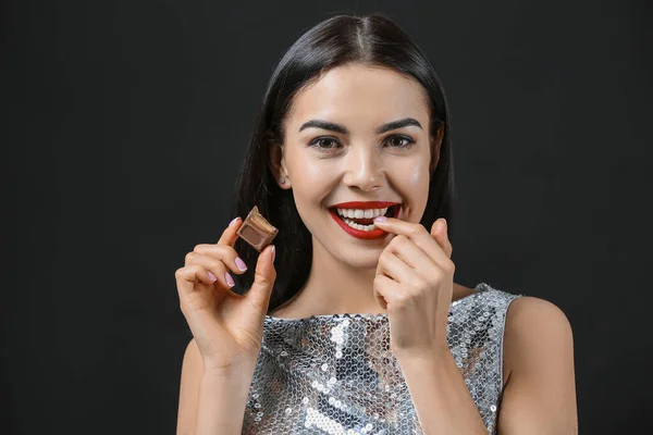 Mooie Jonge Vrouw Met Chocolade Donkere Achtergrond — Stockfoto