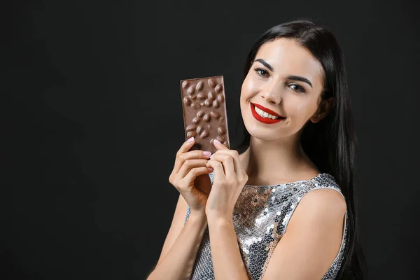 Beautiful Young Woman Chocolate Dark Background — Stock Photo, Image