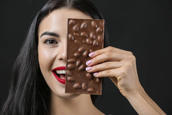 Mulher Bonita Com Chocolate Fundo Escuro — Fotografia de Stock