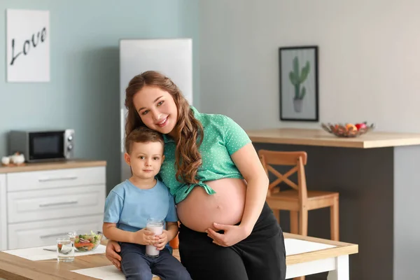 Piękna Kobieta Ciąży Jej Mały Syn Kuchni — Zdjęcie stockowe