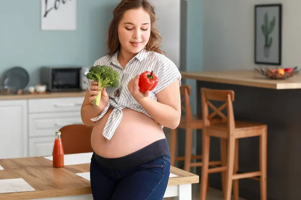 Krásná Těhotná Žena Zdravým Jídlem Kuchyni — Stock fotografie