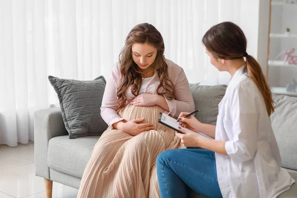 Dokter Onderzoekt Jonge Zwangere Vrouw Thuis — Stockfoto