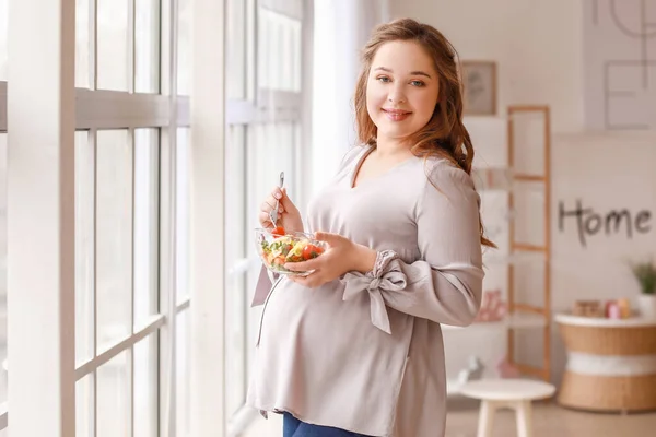 Hermosa Mujer Embarazada Con Ensalada Saludable Casa —  Fotos de Stock