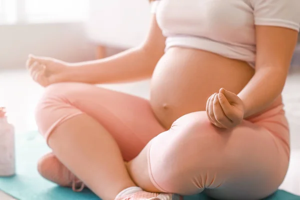 Evde Yoga Yapan Hamile Bir Kadın — Stok fotoğraf