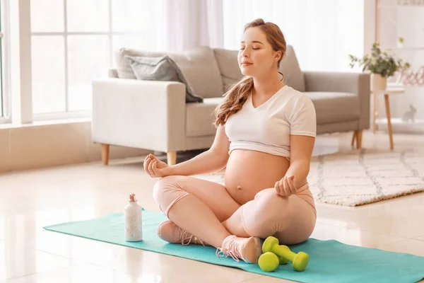 Mujer Embarazada Deportiva Practicando Yoga Casa —  Fotos de Stock