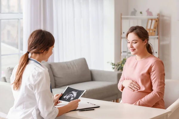 Young Pregnant Woman Visiting Doctor Clinic — Stock Photo, Image