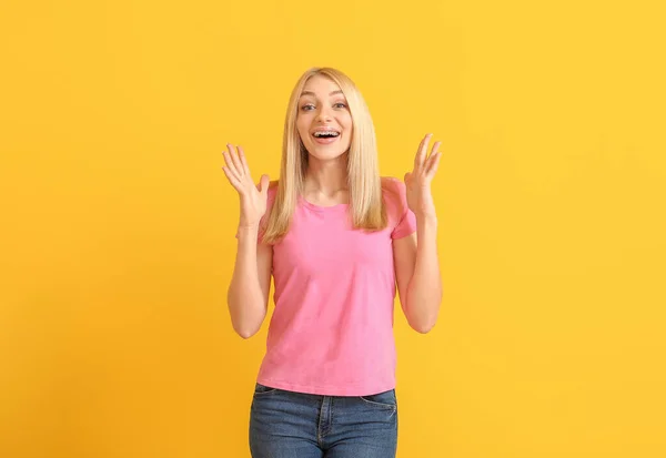 Mulher Feliz Com Aparelho Dentário Fundo Cor — Fotografia de Stock