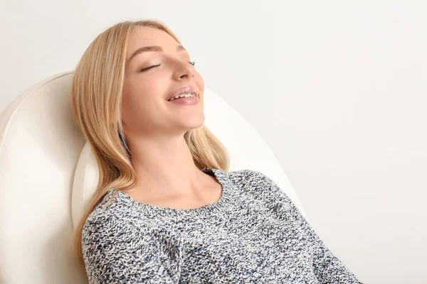 Diş Teli Takan Genç Bir Kadın Dişçi Koltuğunda Oturuyor — Stok fotoğraf