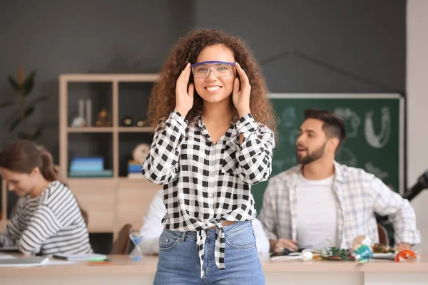 Junge Frau Bei Physikstunde Klassenzimmer — Stockfoto