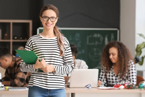 Mujer Joven Clase Física —  Fotos de Stock