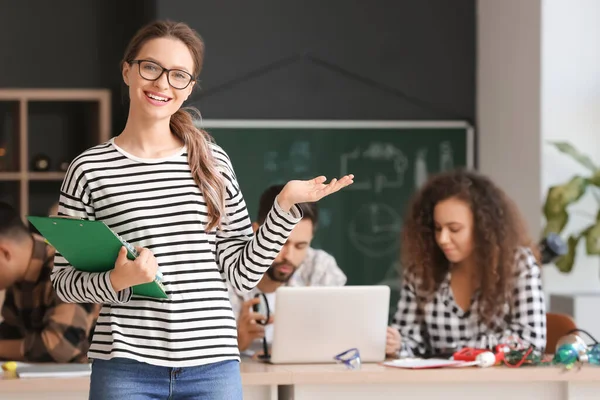 Young Woman Physics Lesson Classroom — Stock Photo, Image