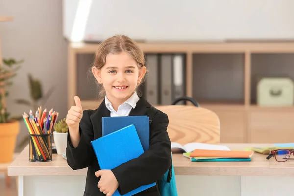 Carino Poco Studentessa Mostrando Pollice Aula — Foto Stock