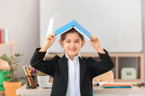 Nettes Kleines Schulmädchen Mit Buch Klassenzimmer — Stockfoto