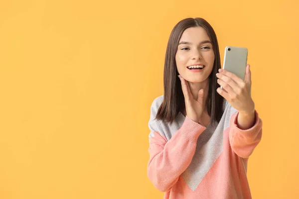 Mooie Jonge Vrouw Het Nemen Van Selfie Kleur Achtergrond — Stockfoto