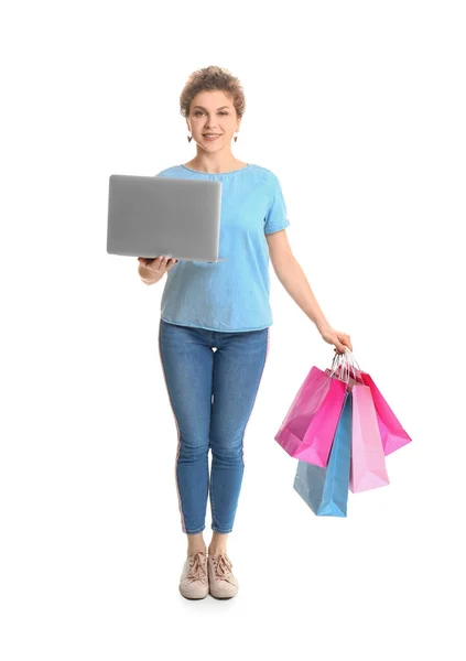 Hermosa Mujer Joven Con Ordenador Portátil Bolsas Compras Sobre Fondo —  Fotos de Stock