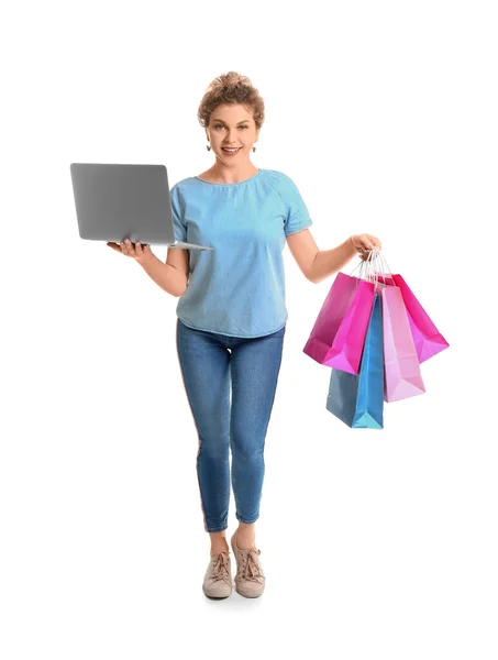 Mooie Jonge Vrouw Met Laptop Boodschappentassen Witte Achtergrond — Stockfoto
