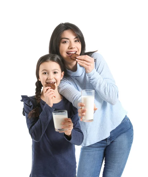 Mãe Sua Filha Bebendo Leite Com Biscoitos Fundo Branco — Fotografia de Stock