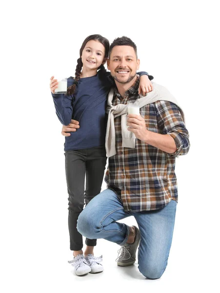父亲和女儿在白色背景下喝牛奶 — 图库照片