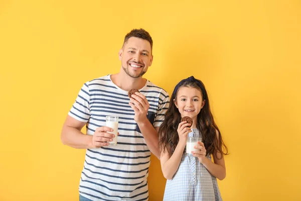 Father Daughter Drinking Milk Cookies Color Background — Stock Photo, Image