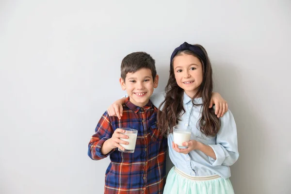 Bambini Piccoli Che Bevono Latte Sfondo Chiaro — Foto Stock