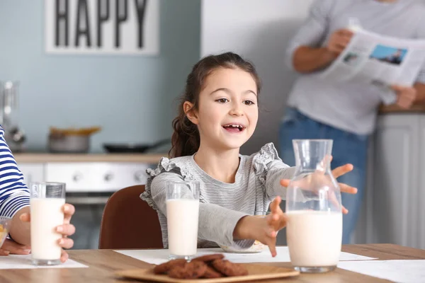 Little Girl Drinking Milk Breakfast Home — Stock Photo, Image